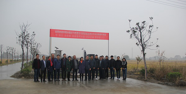 樱桃APP免费下载副总经理朱旭华(左二)为考察团一行详细介绍了水稻病虫害绿色防控设备 樱桃APP免费下载副总经理朱旭华(左二)为考察团一行详细介绍了水稻病虫害绿色防控设备