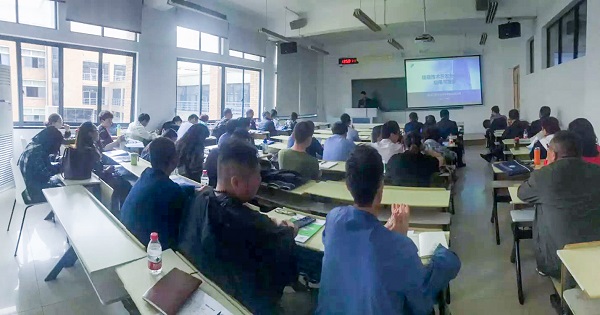 樱桃APP免费下载营销中心副总监龙捷频为培训班作内容讲解 樱桃APP免费下载营销中心副总监龙捷频为培训班作内容讲解