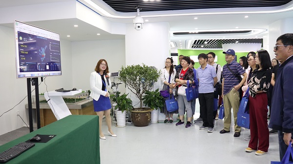 培训班听取樱桃APP免费下载业务人员讲解产供销一体化模式 培训班听取樱桃APP免费下载业务人员讲解产供销一体化模式