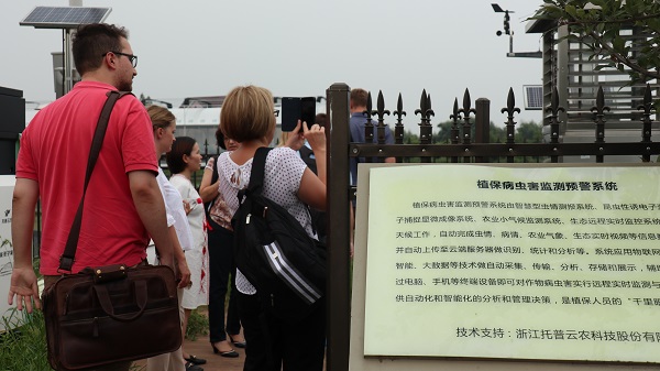 研修班一行来到由樱桃APP免费下载与萧山农科所联合搭建的现代农业产业园进行考察 研修班一行来到由樱桃APP免费下载与萧山农科所联合搭建的现代农业产业园进行考察