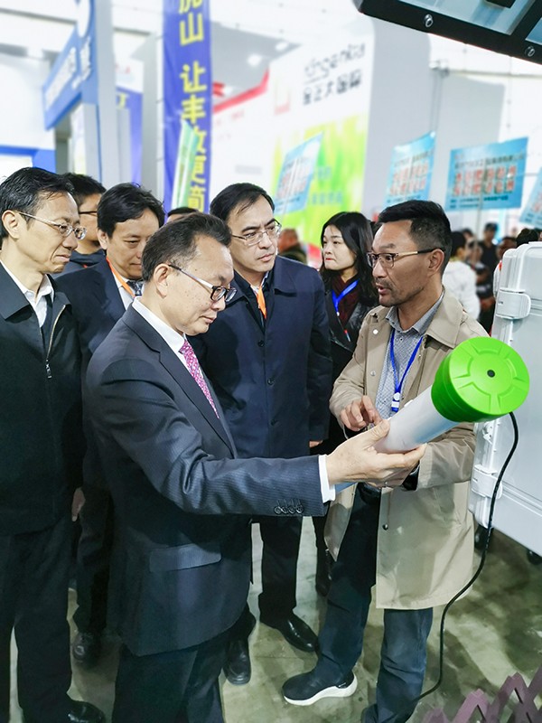 樱桃APP免费下载董事长陈渝阳向刘天金主任介绍智能樱桃视频污在线看墒情监测设备 樱桃APP免费下载董事长陈渝阳向刘天金主任介绍智能樱桃视频污在线看墒情监测设备