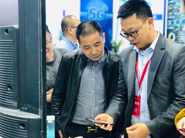 樱桃APP免费下载技术人员为用户演示见虫APP 樱桃APP免费下载技术人员为用户演示见虫APP