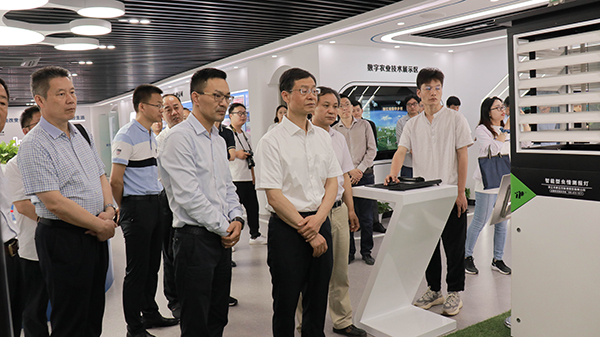 谢建华主任一行还参观了樱桃APP免费下载智慧展厅 谢建华主任一行还参观了樱桃APP免费下载智慧展厅