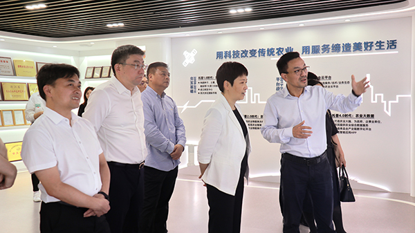 省科技厅党组书记何杏仁一行赴樱桃APP免费下载调研农业科技工作 省科技厅党组书记何杏仁一行赴樱桃APP免费下载调研农业科技工作