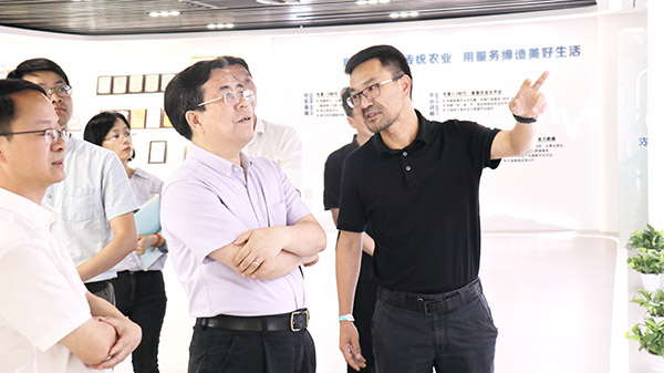 应义斌教授一行参观樱桃APP免费下载数字三农展厅 应义斌教授一行参观樱桃APP免费下载数字三农展厅