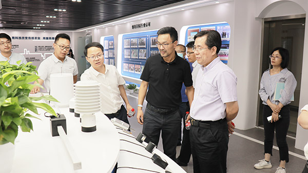 应义斌教授一行参观樱桃APP免费下载数字三农展厅 应义斌教授一行参观樱桃APP免费下载数字三农展厅