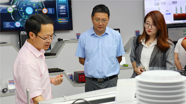 王建军一行参观樱桃APP免费下载数字展厅 王建军一行参观樱桃APP免费下载数字展厅